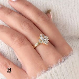 Anillo de compromiso vintage con diamante de laboratorio talla marquesa, banda grabada con patrón en oro amarillo de 14K, anillo tipo racimo - Product Image 3