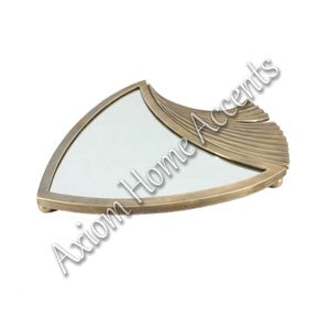 Axiom Home Accents Plateau de service en laiton élégant Finition polie Décor de table de Noël Artisanat Technique en métal - Product Image 1
