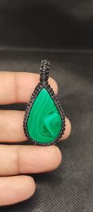 Pequeño Colgante Bohemio de Malaquita con Cabujón en Forma de Gota y Cordón de Macramé, Regalo Unisex para Amantes del Budismo - Product Image 4