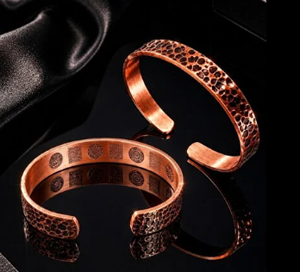กำไลข้อมือทองแดงแท้ลายฉลุสีเข้มสไตล์วินเทจ ดีไซน์ประณีต สวยงามทันสมัย - Product Image 4