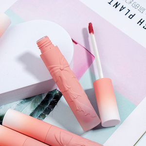 Brillo Labial Mate en Tubo Rosa Degradado con Diseño Floral en Relieve, Tinte Labial de Larga Duración, Alta Pigmentación y Sin Transferencia - Product Image 3