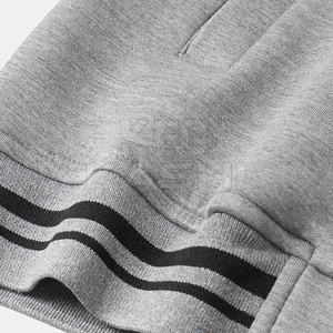 Chaqueta Varsity de Invierno para Hombre de Alta Calidad al Por Mayor, Cuello Alto, Logotipo Frontal, Colores Personalizados, Ideal para un Estilo Urbano - Product Image 5