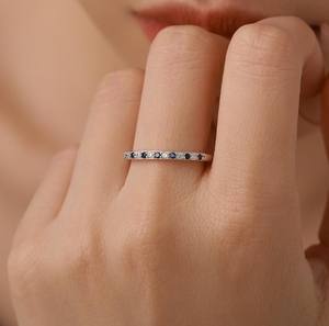 แหวนครึ่งวงนิรันดร์ประดับแซฟไฟร์บลูและเพชร CZ ใส บนตัวเรือนเงินสเตอร์ลิง หรือแหวนเงินหรือทองประดับแซฟไฟร์บลู CZ แบบเรียวบางสำหรับซ้อนกัน - Product Image 2