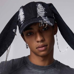 Gorra de Béisbol Unisex de Mezclilla Desgastada con Decoraciones de Cadena, Estilo Punk, 6 Paneles, Cierre Ajustable, Color Negro - Product Image 3