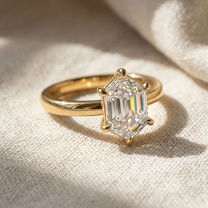 Bague de fiançailles solitaire en diamant taille émeraude en or jaune, style classique pour femme - Product Image 4