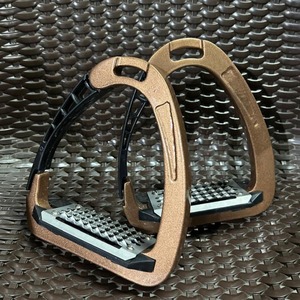 Étriers de sécurité pour chevaux en aluminium léger de qualité supérieure, à dégagement rapide, pour l'équitation anglaise et occidentale, logo personnalisé, taille personnalisée, OEM ODM - Product Image 1
