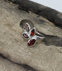 Bague grenat avec pierres précieuses faite à la main en argent sterling 925 Bague élégante en pierre rouge pour femme Cadeau de bijouterie en argent massif - Product Image 3