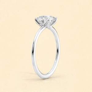 Anillo de Compromiso de Moissanita de Diseño Ecológico para Bodas y Eventos Especiales, Disponible a un Precio Competitivo - Product Image 3