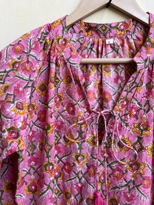 Vestido largo de algodón 100% estampado a mano con cuello en V y manga larga, estilo casual indio para mujer. - Product Image 5