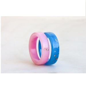 Brazalete de Resina Hecho a Mano, Forma Redonda, Joyería de Arte Moderno, Coleccionable, Patrón de Rayas Verdes, Negras y Blancas, Técnica de Fundición - Product Image 3