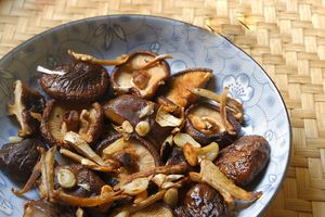 ผู้ผลิตเห็ดหอมดำแห้งธรรมชาติ - คุณภาพสูง หนา 1-2 ซม. รสชาติอูมามิ - Product Image 2