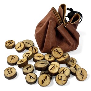 Ensemble de pierres runiques vikings en bois avec tapis en cuir, kit de divination Futhark nordique ancien pour la pratique spirituelle - Product Image 1