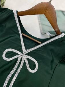 Salwar Kameez Farsi Exclusif de Créateur Moderne avec un Haut Orné de Quatre Belles Perles, en Crêpe et Organza à Séchage Rapide - Product Image 5