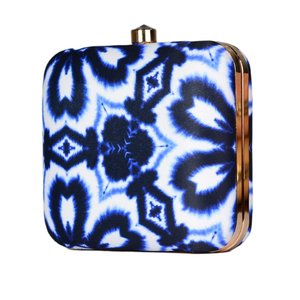 Pochette bleue à imprimé Ikat, cadre métallique, étui rigide, finition satinée numérique avec doublure en soie brute et fermoir en cristal - Product Image 2