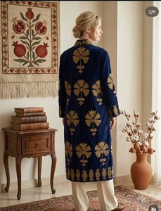 Abrigo de terciopelo Suzani bordado a mano para mujer, azul dorado con motivos florales y de peces, chaqueta larga tipo kimono, estilo bohemio para invierno. - Product Image 5