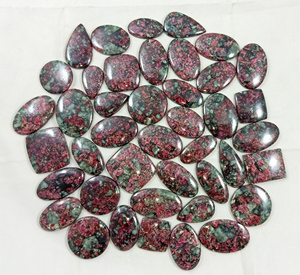 Vente en gros de cabochons en eudialyte naturelle en vrac, mélange vert et rouge, formes variées, pour la lithothérapie spirituelle Reiki et la fabrication de bijoux Radha - Product Image 1