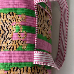 Bolsa de Viaje Tipo Weekender Acolchada con Estampado de Tigre, Rosa y Verde a Rayas, Cierre de Cremallera, Gran Capacidad, para Mujer - Product Image 3