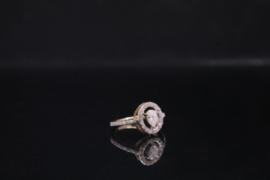 Anillo de Diamantes de Oro Blanco para Mujer, Corte Pera, Certificado GIA, Estilo Clásico de Compromiso - Product Image 2
