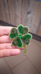 Broche élégante faite à la main avec des perles brodées, des perles de cristal de qualité supérieure et une broderie fine de style vintage - Product Image 4