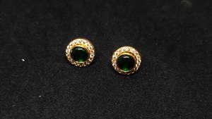 Élégantes boucles d'oreilles clous en diamant américain vert avec placage or DIY, bijoux pour femmes du Rajasthan pour les occasions de mariage et d'anniversaire - Product Image 4