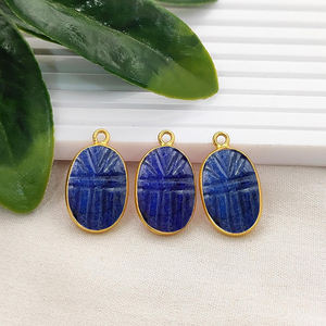 Pendentif scarabée saphir teinté sculpté, fait main, plaqué or, avec saphir et cadre sculpté, fournisseur de bijoux - Product Image 1