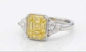แหวนหมั้นเพชรทรงแอสเชอร์สีเหลืองแฟนซี ทองคำขาว 18K สำหรับผู้หญิง ประดับเพชรทรงสามเหลี่ยมด้านข้าง เพชรเลี้ยงในห้องปฏิบัติการ รับรองโดย IGI ดีไซน์คลาสสิก - Product Image 2