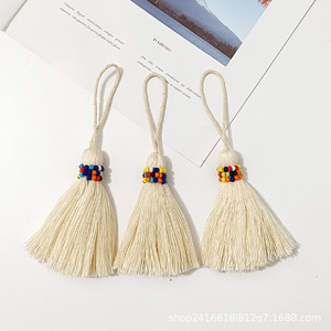Pendentif décoratif en coton fait main avec pompons et perles, style bohème, thème plantes/fleurs, décoration murale pour entrée de maison ou porte. - Product Image 4