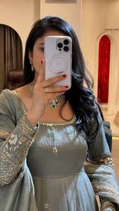 Élégant ensemble Anarkali en soie vert sauge avec dupatta brodé, tenue traditionnelle longue pour femmes, idéal pour les mariages en Inde et au Pakistan - Product Image 3