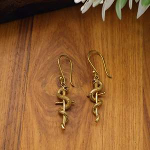 Pendientes de Serpiente y Espada de Latón, Pendientes Colgantes de Daga de Serpiente, Joyería Gótica de Mitología, Fabricante OEM ODM Personalizado de Jaipur - Product Image 1