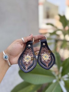 Porte-clés tendance de créateur, sculpté à la main avec motifs floraux, boucles d'oreilles porte-clés artisanales, vente chaude, léger, accessoire cadeau unisexe - Product Image 2