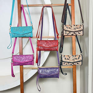 Cartera Cruzada de Cuero Genuino Hecha a Mano para Mujer, con Grabado Floral, Ranuras para Tarjetas, Correa de Muñeca y Bolsillo con Cremallera - Product Image 5