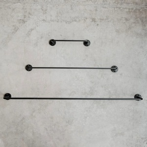 Porte-savon en métal à grille linéaire avec finition laiton antique et design de drainage surélevé pour une organisation élégante du comptoir de salle de bain - Product Image 6