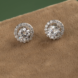 Boucles d'oreilles clous halo en diamant rond brillant en or blanc 14 carats, bijoux fins élégants pour femme, cadeau classique et étincelant - Product Image 1