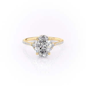 Bague de fiançailles en moissanite taille ovale en or jaune avec bande pavée et pierres latérales - Product Image 1