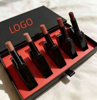 L'usine propose une nouvelle gamme de rouges à lèvres fins en tube, en coffret de cinq pièces, résistants à l'eau et préservant la couleur.