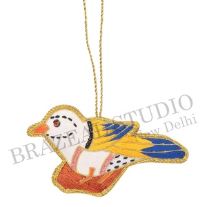 Adornos Navideños Personalizados Bordados a Mano en Terciopelo Satinado Ecológico de Brazeal Studio, Cuentas, Hilos Dorados, Pájaro - Product Image 5