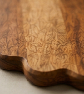 Planche de service de luxe en bois de manguier festonné, planche à découper moderne à bords ondulés avec trou de suspension, plateau à fromage - Product Image 3