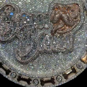 RB Gems Breloque Hip-Hop 3D personnalisée en forme de chien de dessin animé, en or 10K plaqué rhodium, entièrement sertie de strass en cristal, avec motif main de rose - Product Image 3