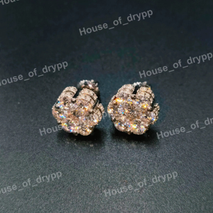 Boucles d'oreilles clous en argent 925 plaqué rhodium, motif floral rond avec grappe de moissanite, bijoux classiques de luxe étincelants et imposants - Product Image 1