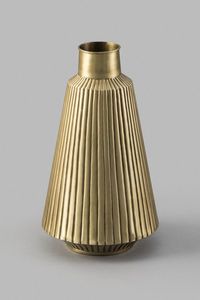 Colección de Jarrones Antiguos Dorados con Diseño Acanalado, Adorno Metálico Decorativo para un Ambiente Sofisticado y Majestuoso - Product Image 3