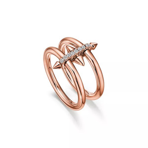 Anillo de doble flecha dorado con diamantes redondos cultivados en laboratorio - Product Image 2