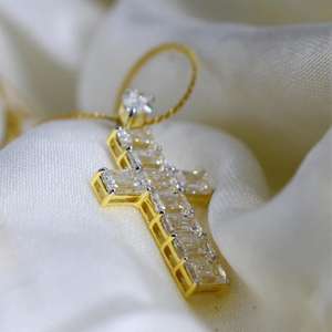 Colgante Cruzado Hip Hop de Plata 925 Bañado en Oro con Moissanita VVS, Colgante Iced Out para Hombre, Colgante de Fe Cristiana - Product Image 3