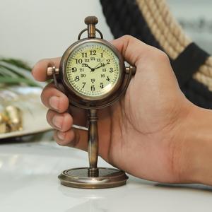 Reloj de Escritorio Vintage de Latón con Frase de Amor Grabada, Base Giratoria Hecha a Mano, Reloj Analógico Marino Retro para Decoración del Hogar u Oficina - Product Image 3