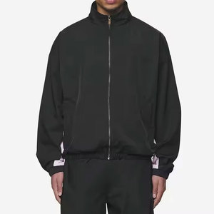 Coupe-vent sportif léger à capuche personnalisé pour homme, survêtement streetwear respirant en nylon imprimé et brodé pour le printemps - Product Image 2