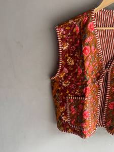 Chaleco Acolchado de Algodón con Estampado de Patchwork para Mujer, Chaqueta sin Mangas con Cuello Abotonado, Estilo Veraniego, Estampado a Mano, Reversible, REGALO PARA ELLA - Product Image 2