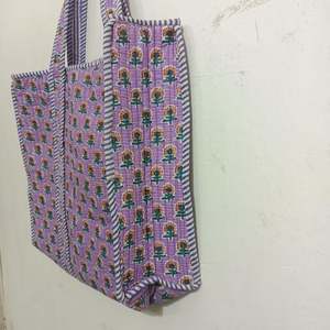 Sac à bandoulière matelassé violet en coton à motifs floraux, grand sac fourre-tout à deux anses, fermeture éclair, léger, pour le quotidien - Product Image 3