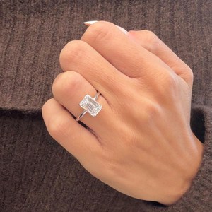 Anillo de Compromiso con Diamante Cultivado en Laboratorio, Corte Esmeralda de 3 Quilates, Oro Blanco de 14k, Solitario con Halo Oculto, Certificado IGI - Product Image 1
