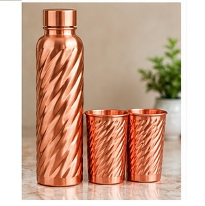 Juego de Botella de Agua de Cobre Vintage con 2 Tazas, Frasco Floral Grabado con Tapa, Botella Portátil para Bebidas - Product Image 2
