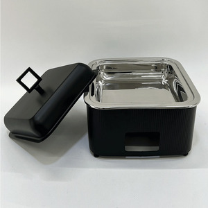 Plat à réchaud moderne noir avec poignée carrée, corps extérieur côtelé et garniture argentée pour des événements élégants et des mariages - Product Image 5