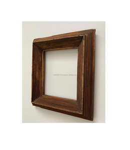 Cadre photo en bois de style vintage offrant une texture vieillie, attrayant pour les amateurs de design rétro et nostalgique pour la maison - Product Image 4